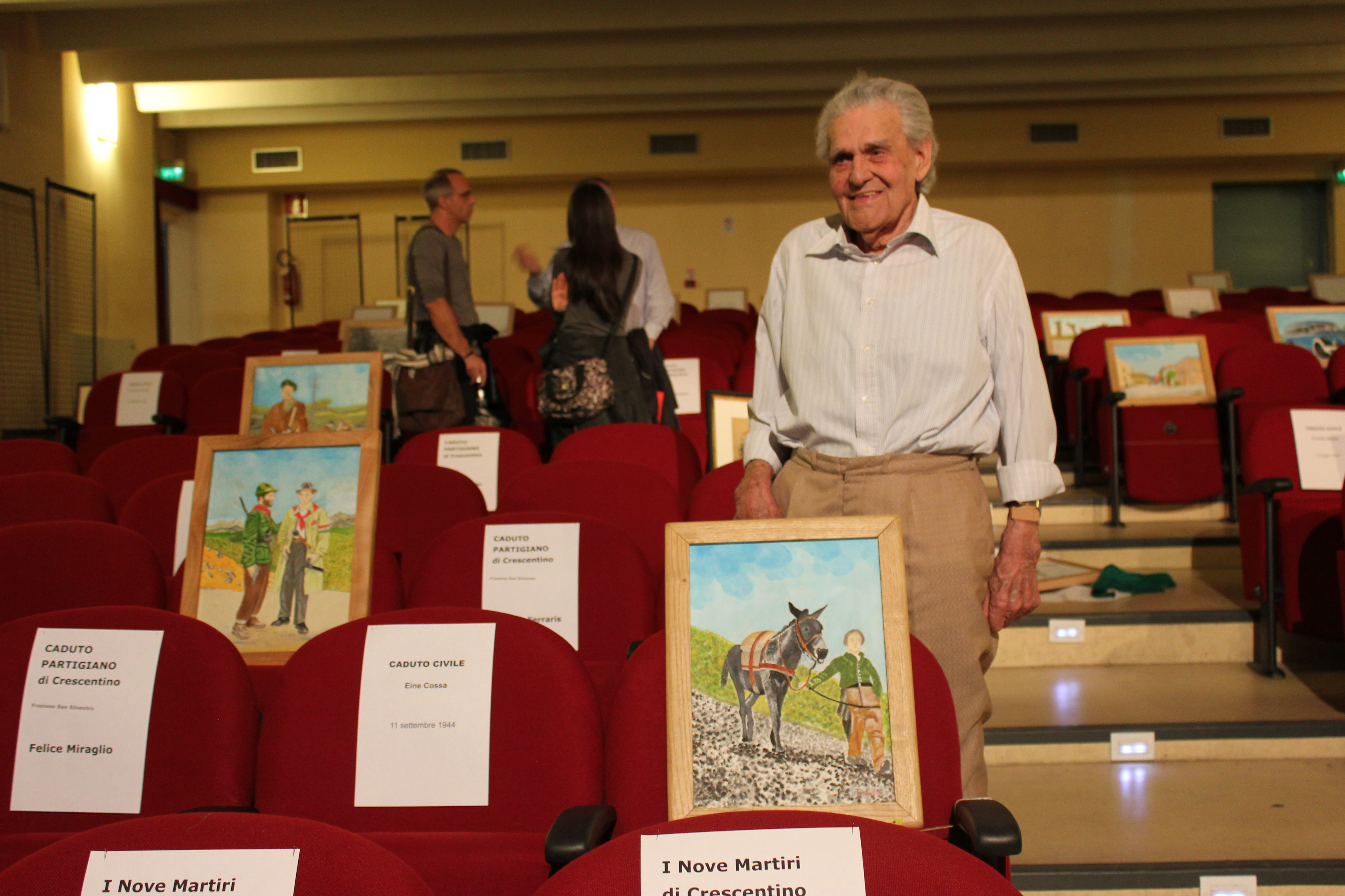 Bataja e i suoi quadri esposti nel teatro di Crescentino Foto di Franco Brunetta edited